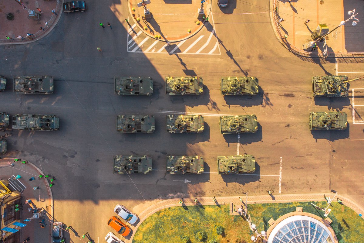 Танки выстроились в колонну