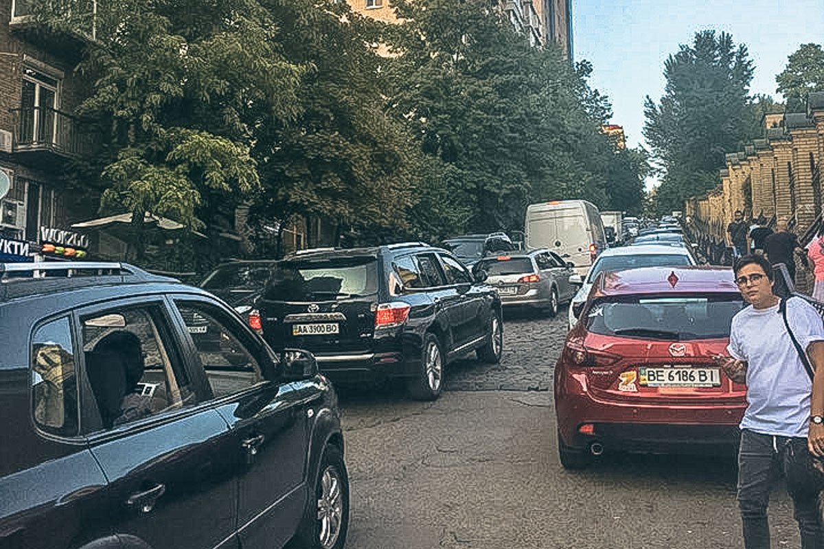 По Шелковичной не проехать