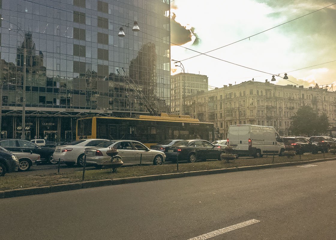 Город стоит