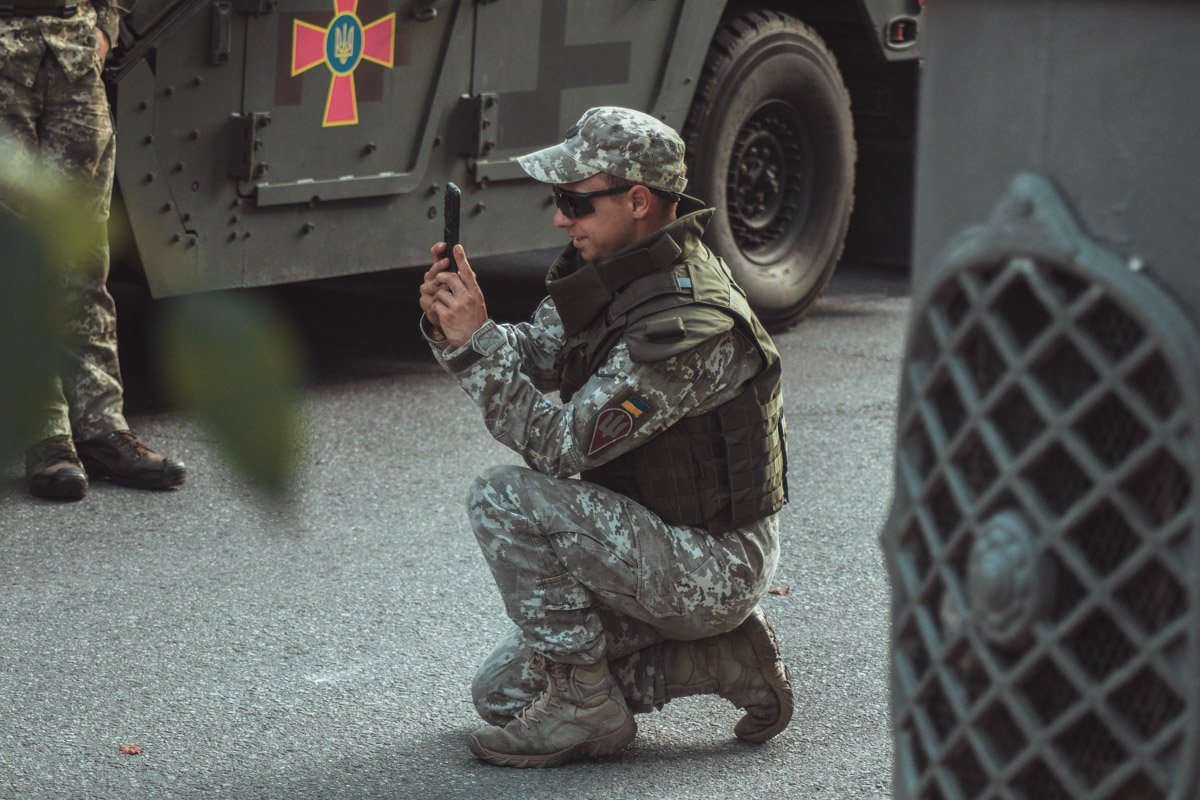 Пока колонна стоит, можно сделать фото на память