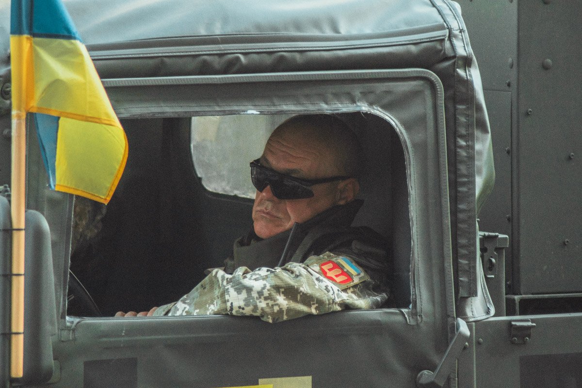 Темные очки скрывают усталость 