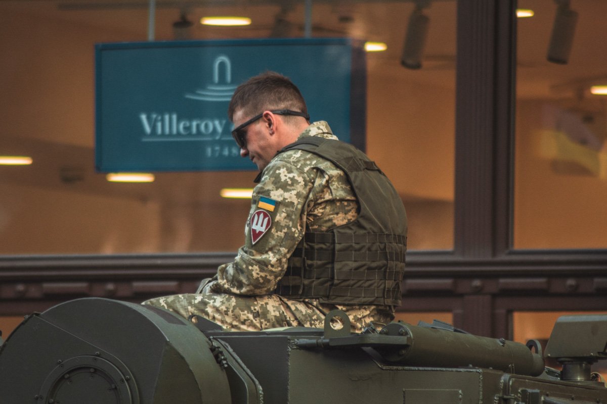 Или спрятать глаза от солнышка, которое так ярко светит