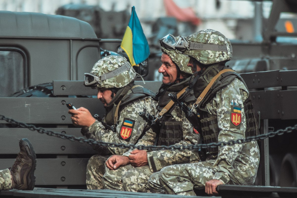 Военным было очень жарко при такой погоде