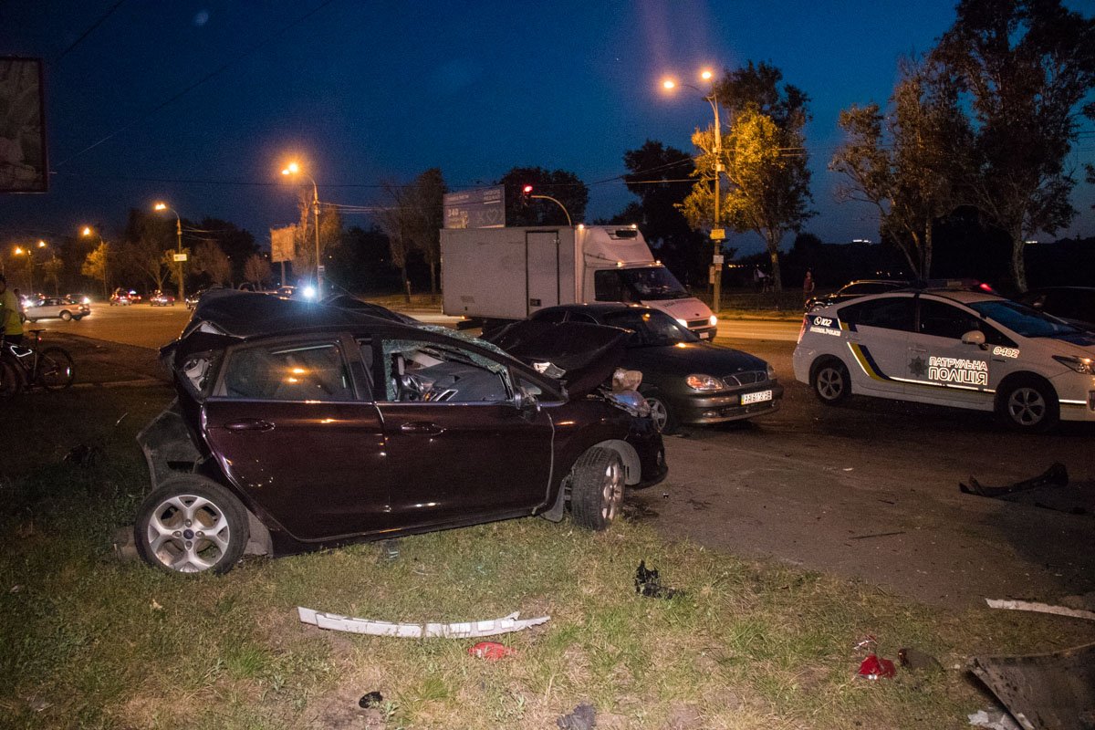 На Днепровской набережной автомобиль BMW влетел в три припаркованных машины