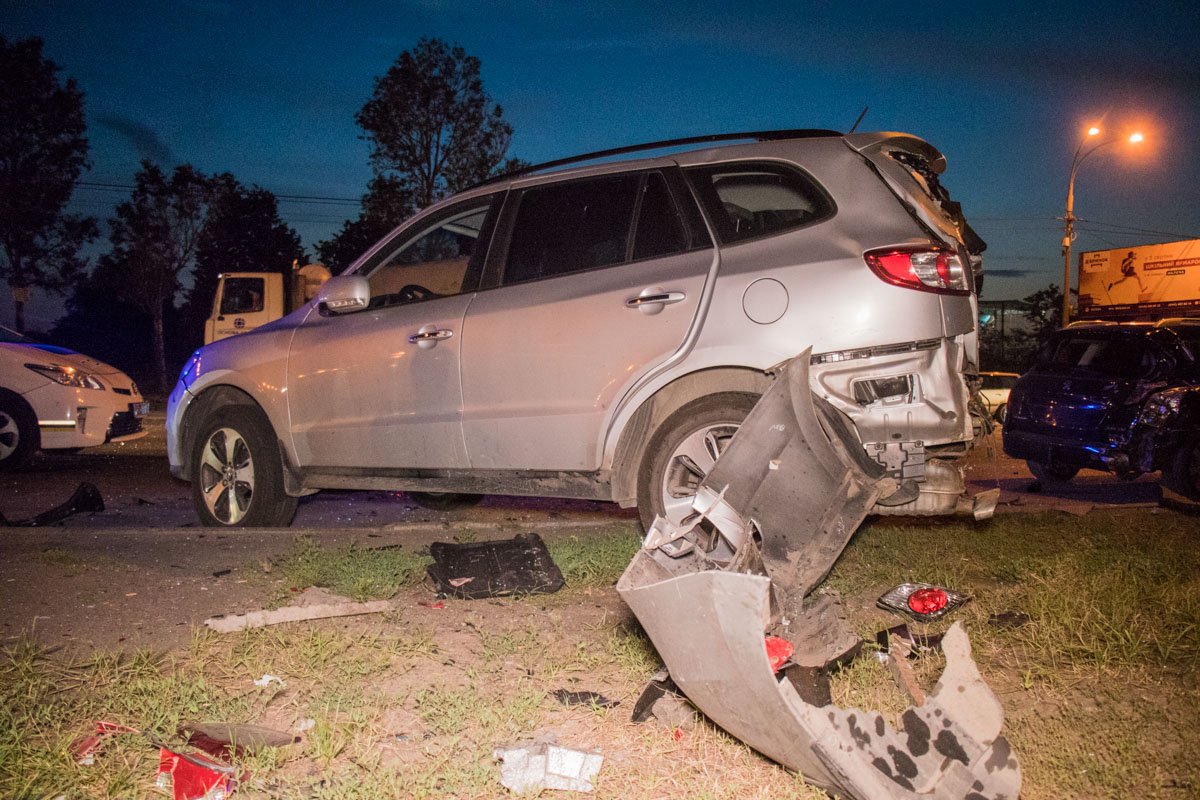 У других двух автомобилей разбита задняя часть - отлетели бамперы, фары, вылетели задние окна