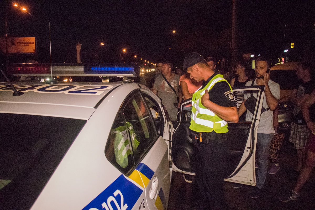 Виновник ДТП попытался скрыться с места, но очевидцы словили его, а полицейские посадили молодого человека в автомобиль