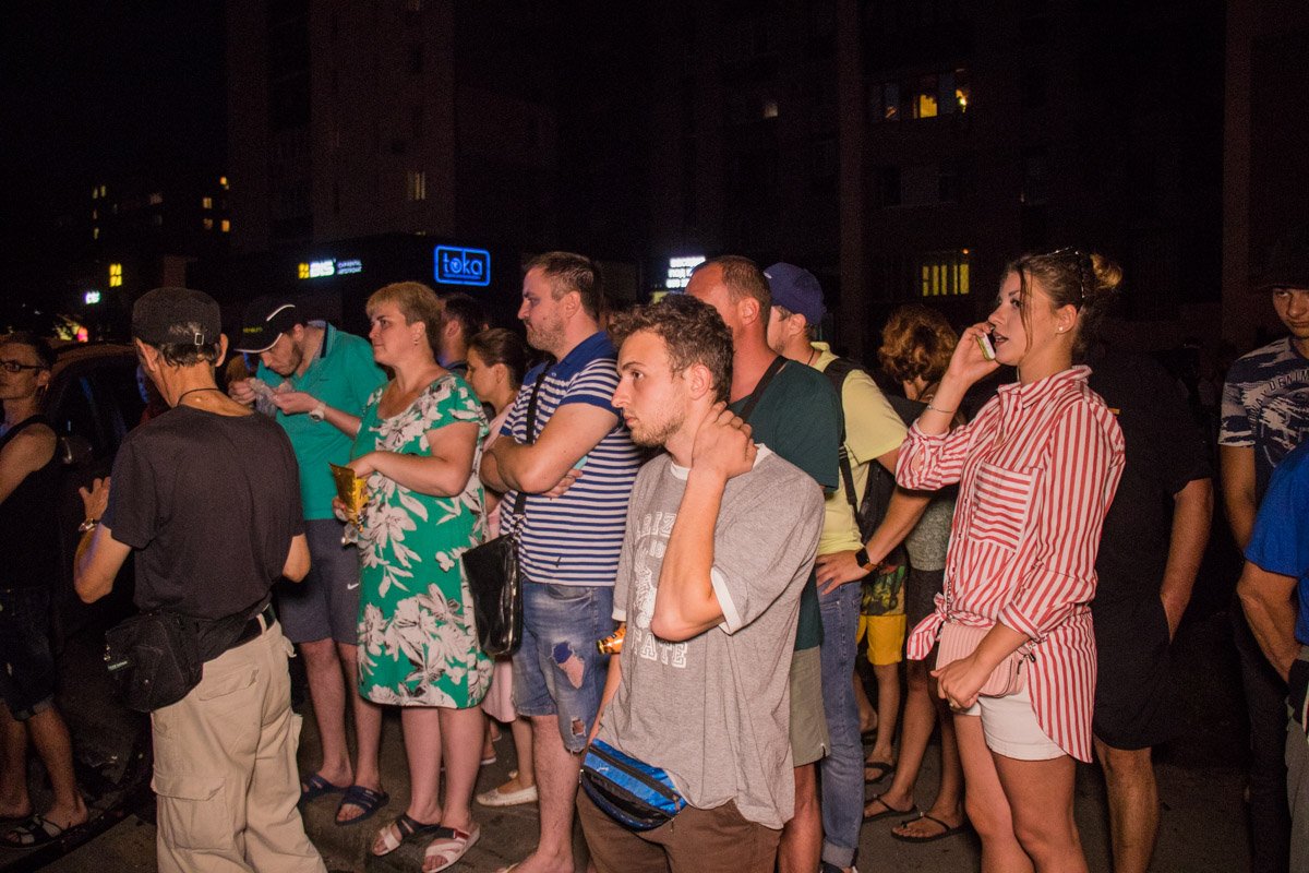 Толпа негодовала, опасаясь, что все это сойдет с рук виновнику и он останется безнаказанным