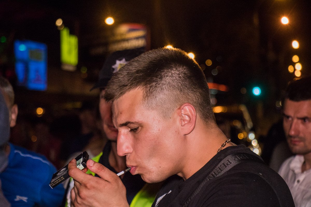 По словам очевидцев, молодой парень-водитель BMW был в алкогольном или наркотическом опьянении