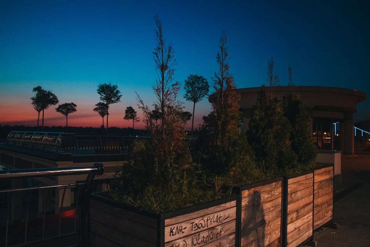 Почтовая площадь все еще окутана темнотой