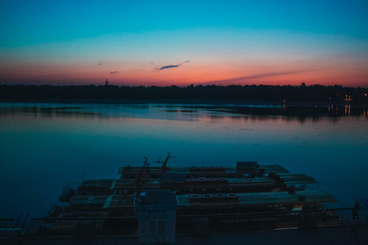 Но красное зарево уже разрезало горизонт