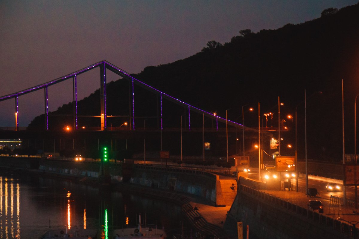 Подсветка моста придает пейзажу утонченности