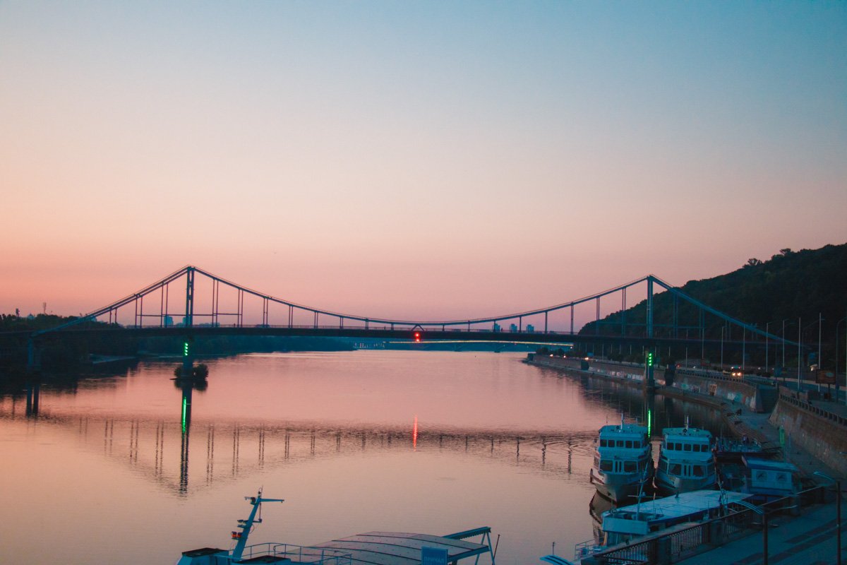 Все светлеет и наступает день