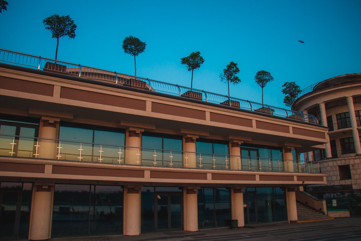 Почтовую площадь уже согревают лучи солнца