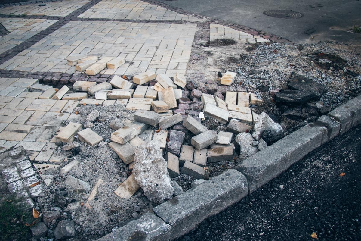 Также в некоторых местах еще не успели уложить дорожку в пешеходной зоне на тротуаре Также в некоторых местах еще не успели уложить дорожку в пешеходной зоне на тротуаре