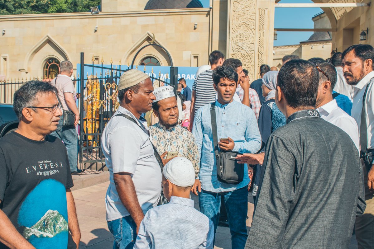 Больше 3000 мусульман разной национальности собрались в этот день, чтобы помолится и повеселиться