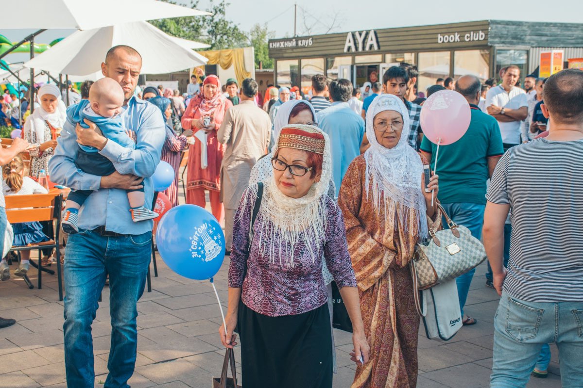 Кроме праздничной молитвы, верующие в этот день организовывают развлекательную программу