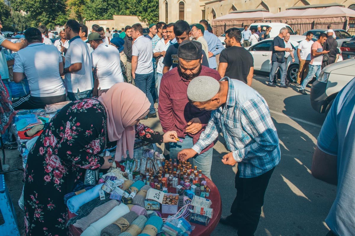 Проводят ярмарки