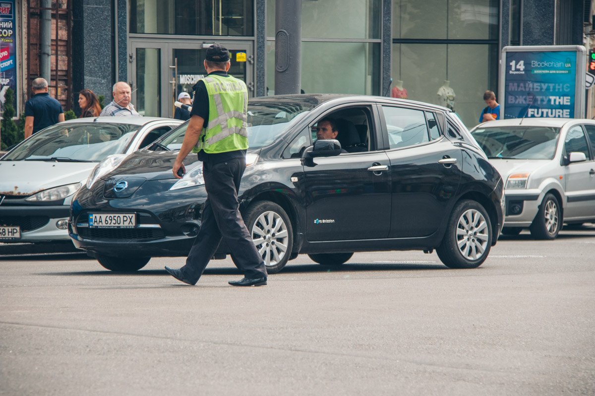 Движение регулируют полицейские