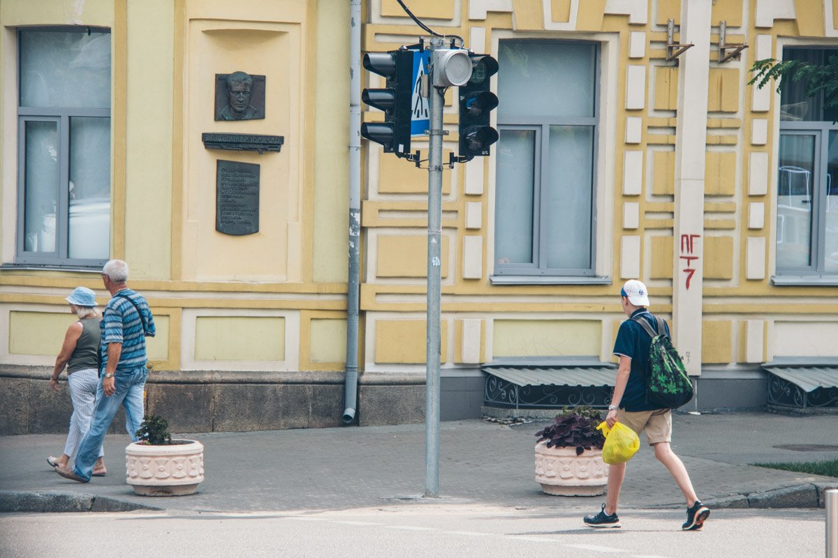 Пешеходам лучше смотреть по сторонам