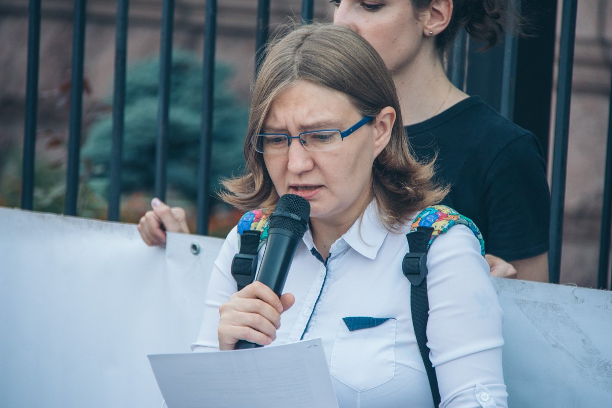 Под зданием посольства РФ читали стихи в поддержку режиссера 