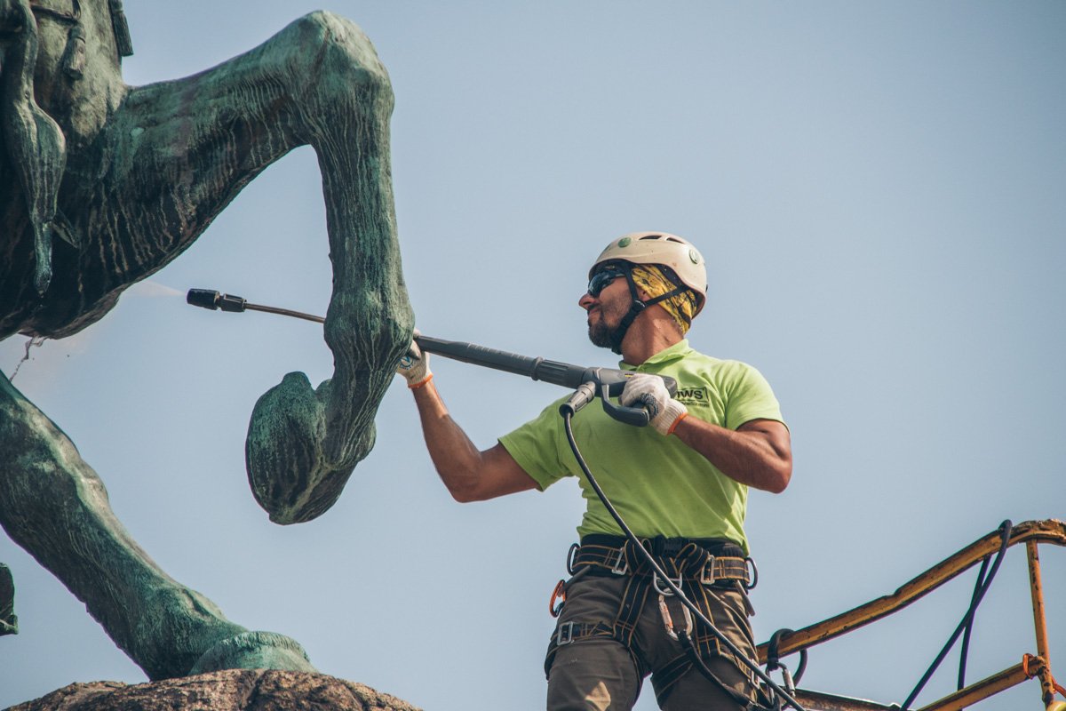 Мойка монумента приурочена ко Дню Независимости Украины