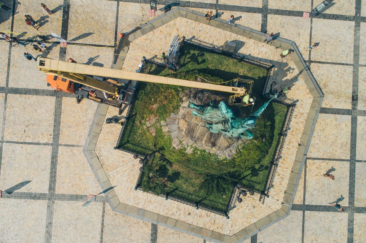 Для очистки памятника использовали чистую воду, специальные моющие средства и коленчатую автовышку