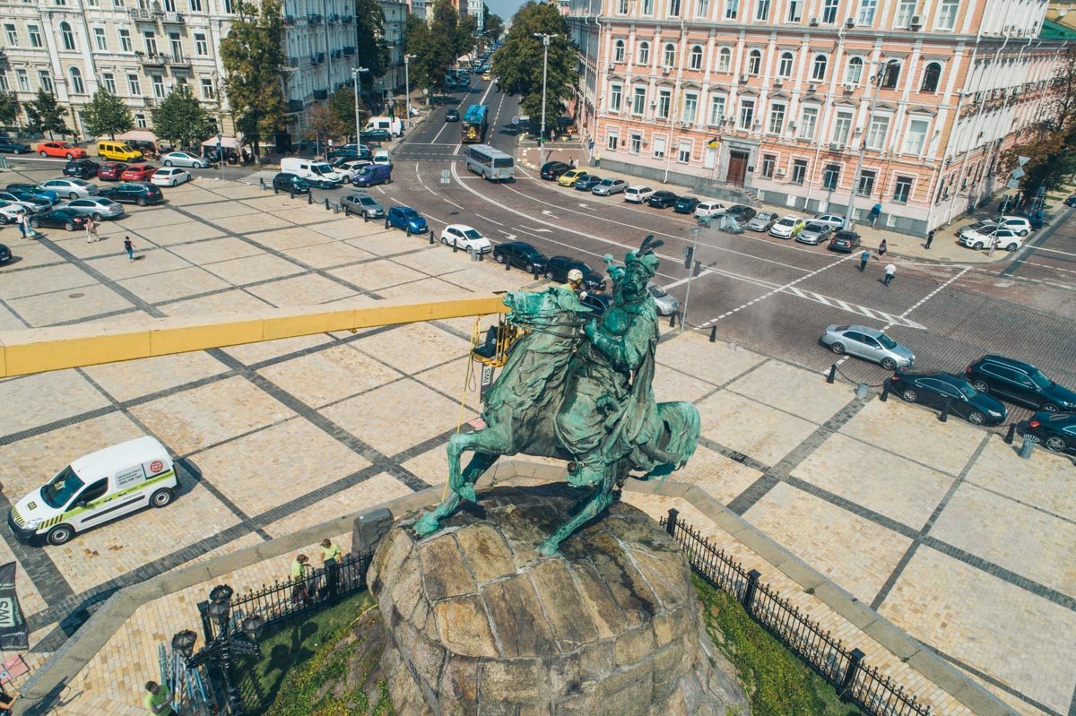 Брызги воды покрыли все вокруг памятника