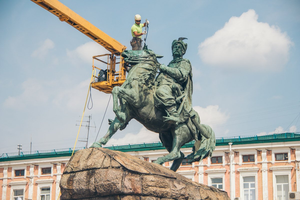 С помощью аппарата высокого давления с памятника смывали грязь и ржавчину