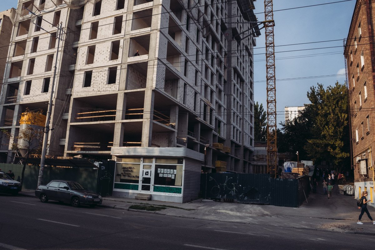 21 августа на улице Жилянской, 68 произошел конфликт из-за законности стройки нового дома