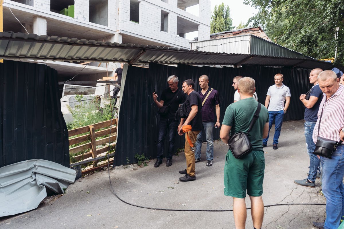 Активисты ломали ограждение строительной площадки