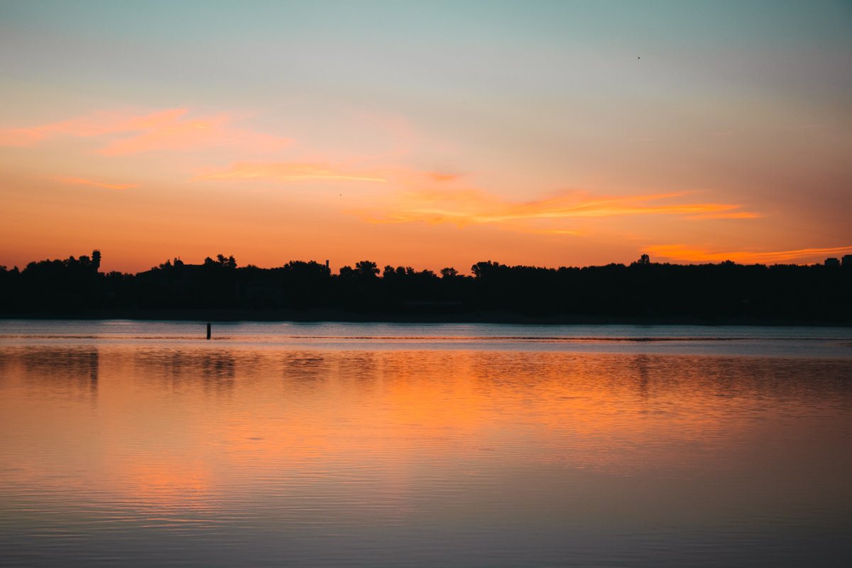 Небо с рассветом окрашивается в разные цвета