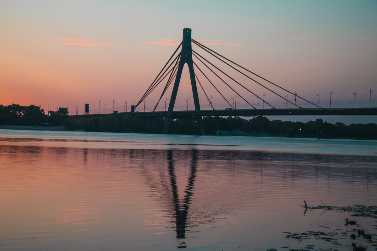 По мосту ездят еще мало машин