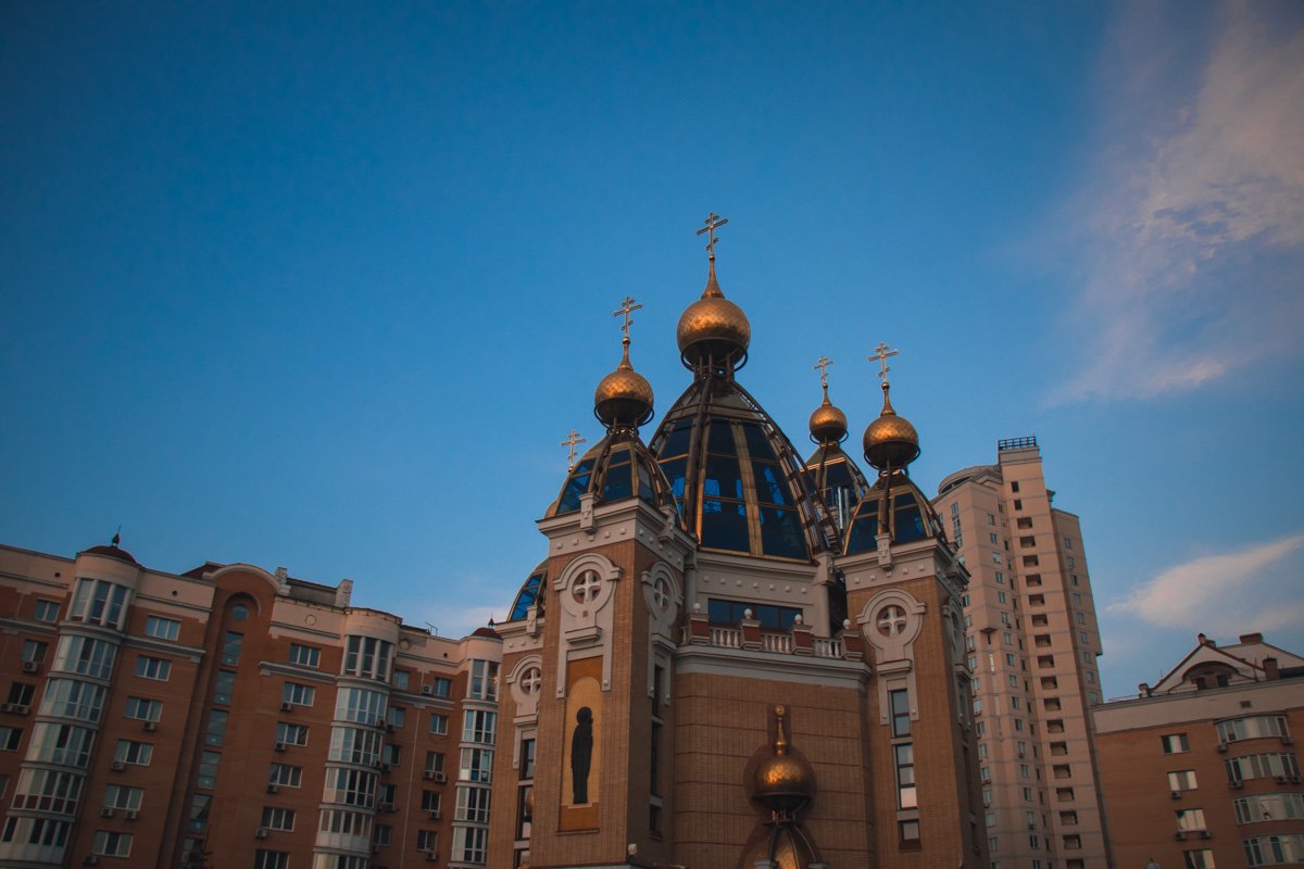 Золотые купола уже купаются в свете