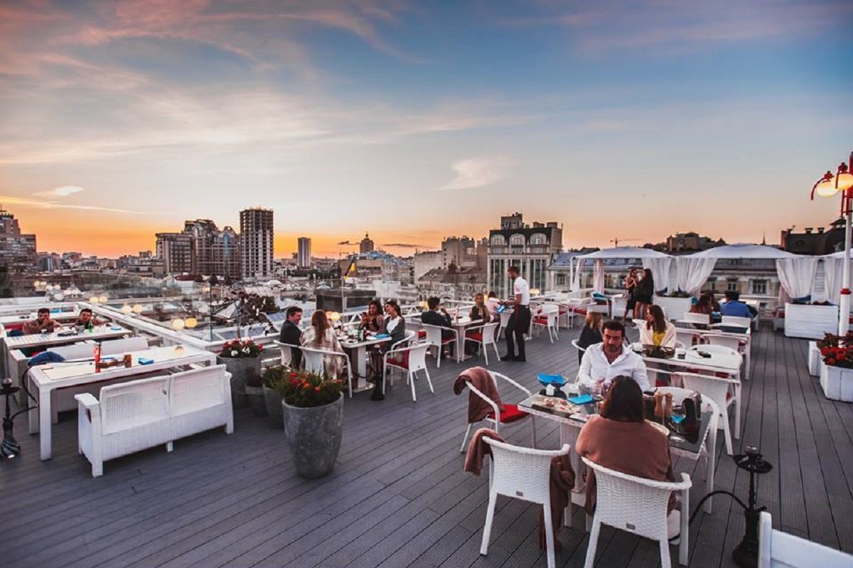 с террасы на крыше развлекательного комплекса Avalon открывается прекрасный вид на старый Киев и Ботанический сад имени Фомина