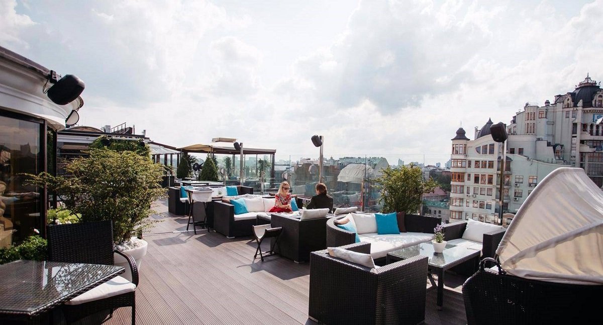 Главная фишка ресторана "Атмосфера" - большая открытая терасса с потрясающим видом на богемную часть Киева