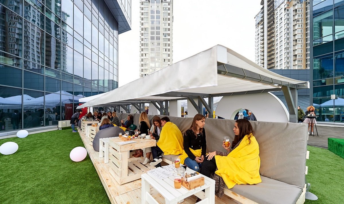 В заведении на крыше ТЦ Silver Breeze открывается крутой вид на Родину-мать, мост Патона и правый берег