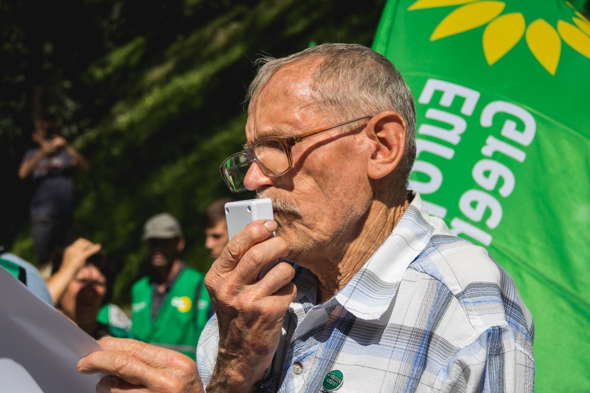 Люди обеспокоены, что территория в 13 гектаров завалена мусором, который привозят из обласного центра Люди обеспокоены, что территория в 13 гектаров завалена мусором, который привозят из обласного центра