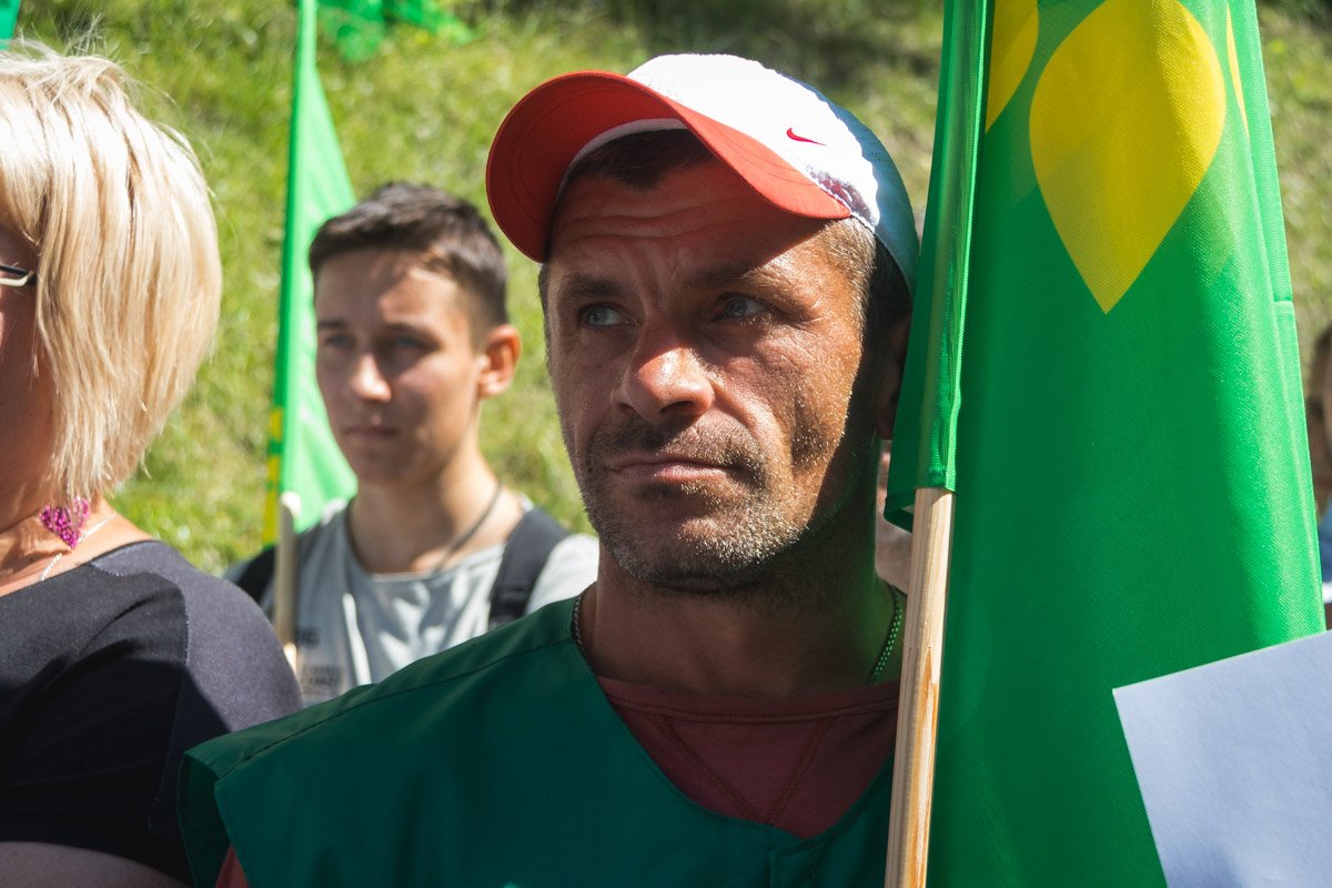 Местные жители говорят, что мусор периодически подпаливают и над городом стоит смог Местные жители говорят, что мусор периодически подпаливают и над городом стоит смог