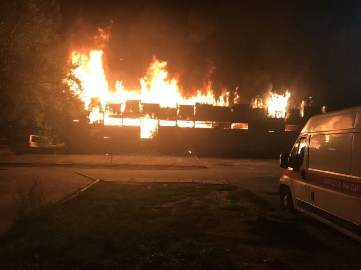 Огонь охватил площадь около 250 квадратных метров