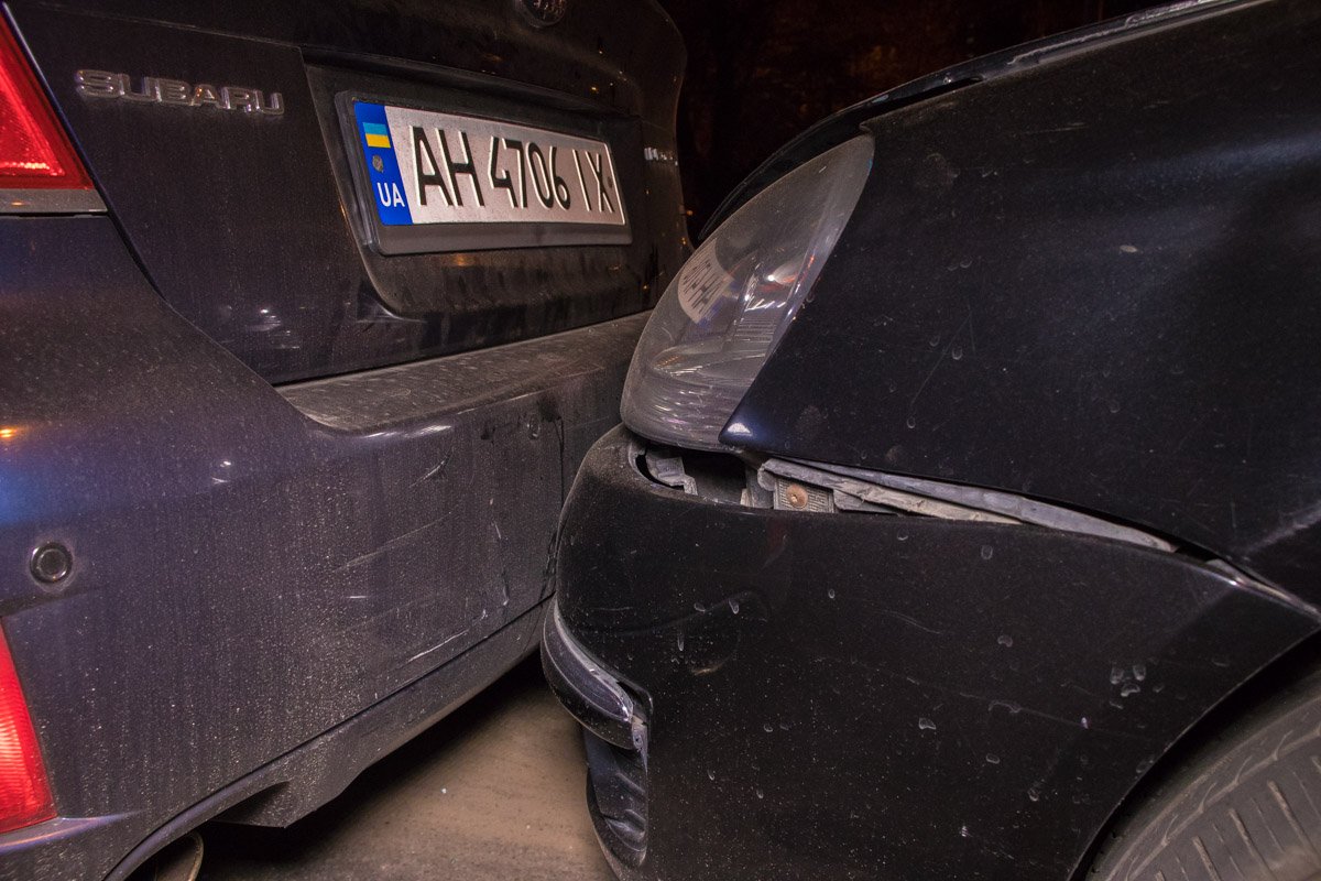 По инерции Volkswagen врезался в Subaru По инерции Volkswagen врезался в Subaru