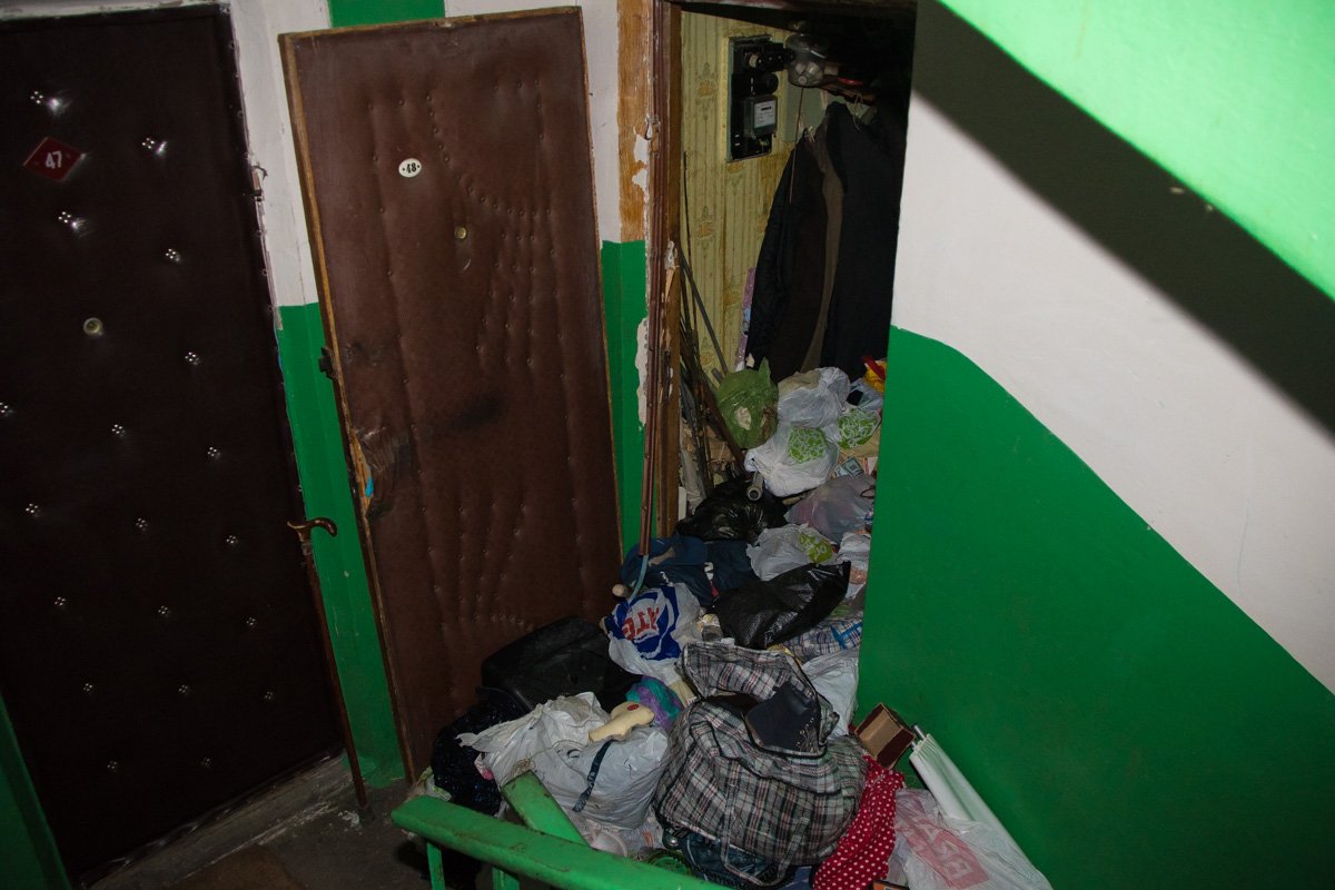 Чтобы попасть в квартиру, спасатели выломали дверь