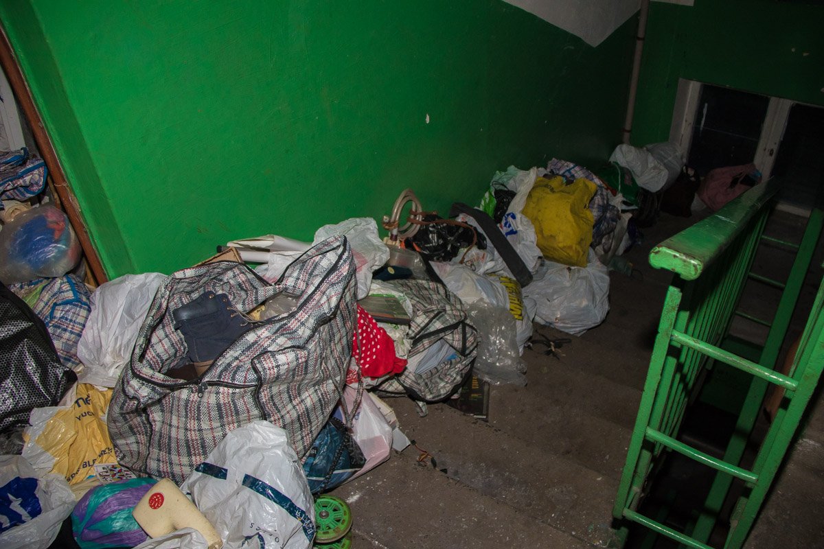 Вся квартира была заставлена пакетами с хламом