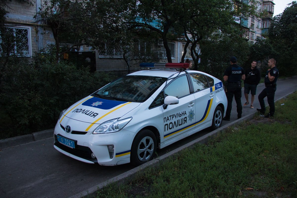 По состоянию на 06:00 умершего не увезли в морг, так как возникли трудности с его извлечением из-за большого количества хлама