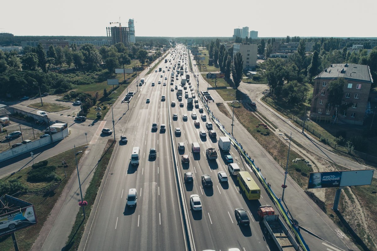 Флаг развернули вдоль одного из самых оживленных проспектов города