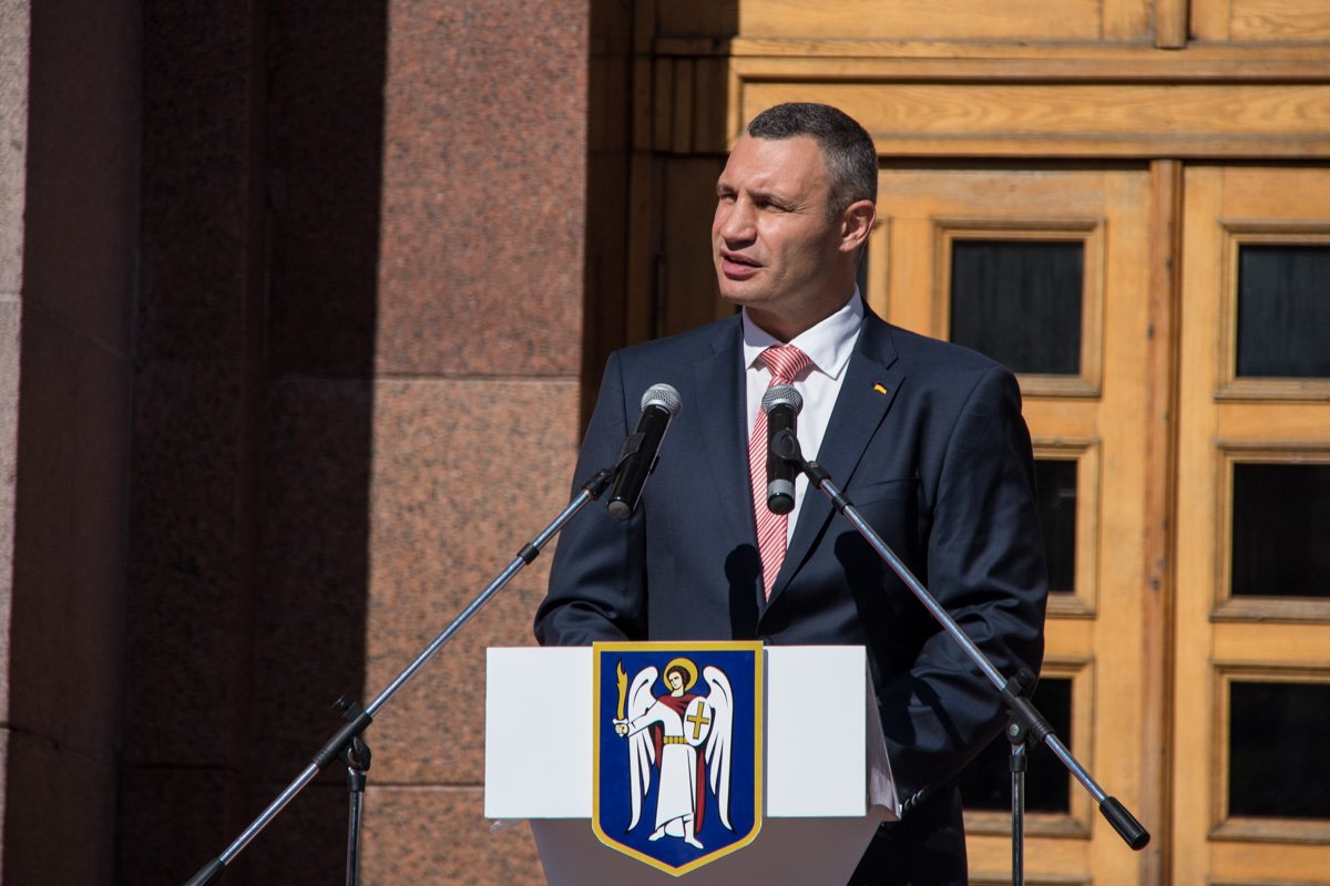 Под музыку на ступеньки КГГА вышел глава города Виталий Кличко. Он поздравил всех украинцев с праздником Под музыку на ступеньки КГГА вышел глава города Виталий Кличко. Он поздравил всех украинцев с праздником