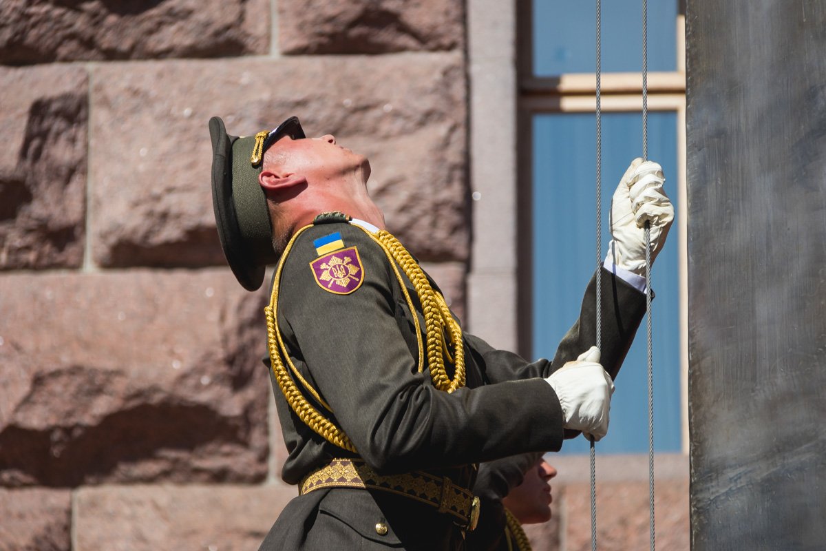 Под звуки гимна под мэрией торжественно подняли национальный флаг Под звуки гимна под мэрией торжественно подняли национальный флаг