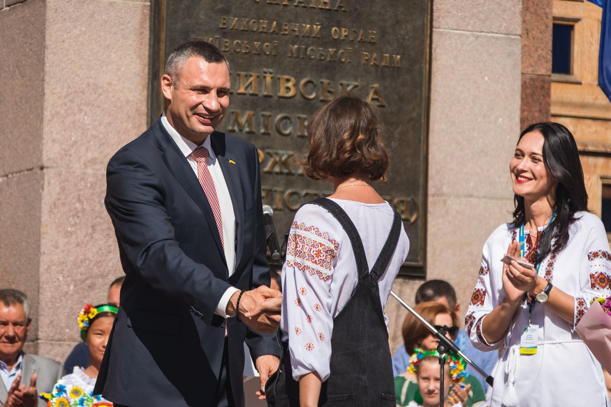 В рамках мероприятия вручили паспорта гражданина Украины молодым спортсменам, и тем, кто достиг успехов в учебе и разных видах искусства В рамках мероприятия вручили паспорта гражданина Украины молодым спортсменам, и тем, кто достиг успехов в учебе и разных видах искусства