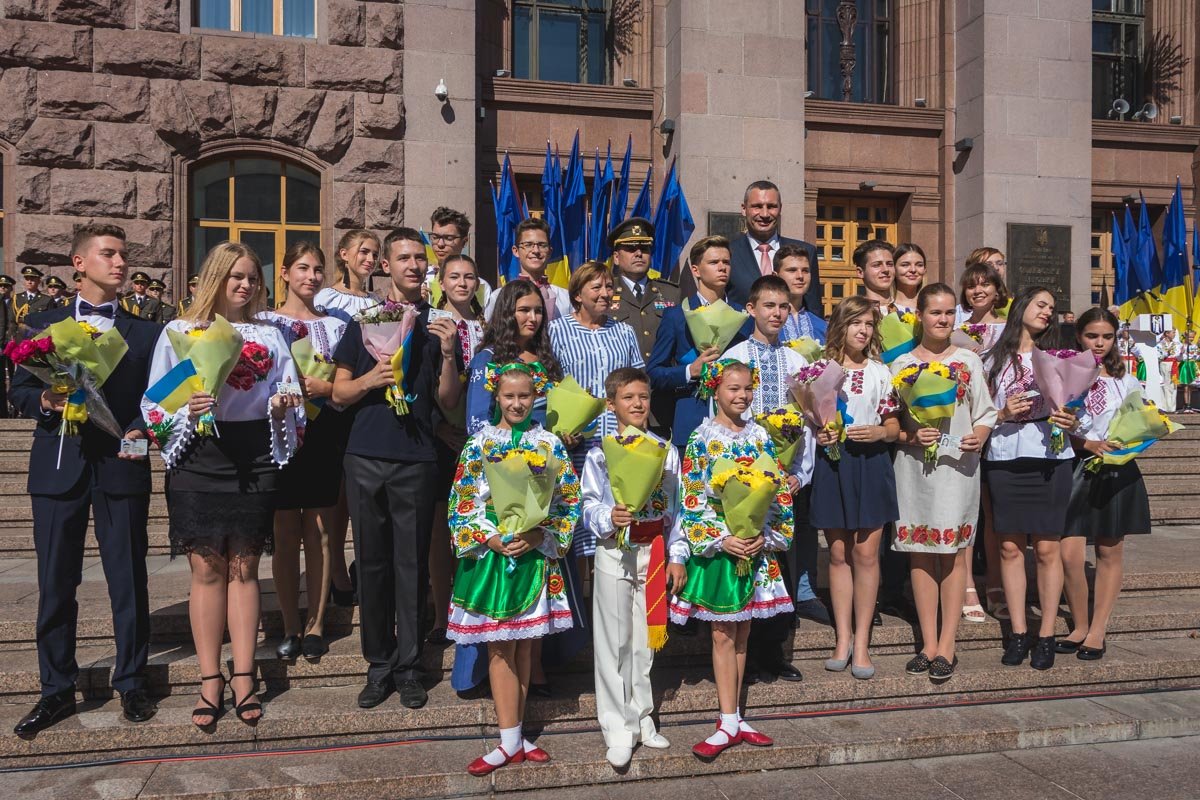 Глава города не отказывался фотографироваться с участниками торжества Глава города не отказывался фотографироваться с участниками торжества