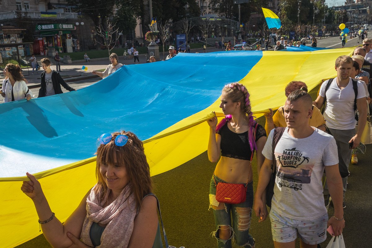 После окончания торжечтвенной части под стенами КГГА, все желающие собрались, чтобы пронести украинский стяг вдоль центральной улицы После окончания торжечтвенной части под стенами КГГА, все желающие собрались, чтобы пронести украинский стяг вдоль центральной улицы