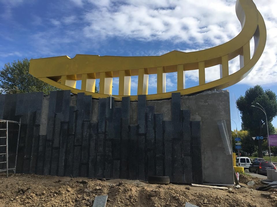 Перед зданием Международного аэропорта "Киев" 8 месяцев ведется строительство памятника-символа столицы